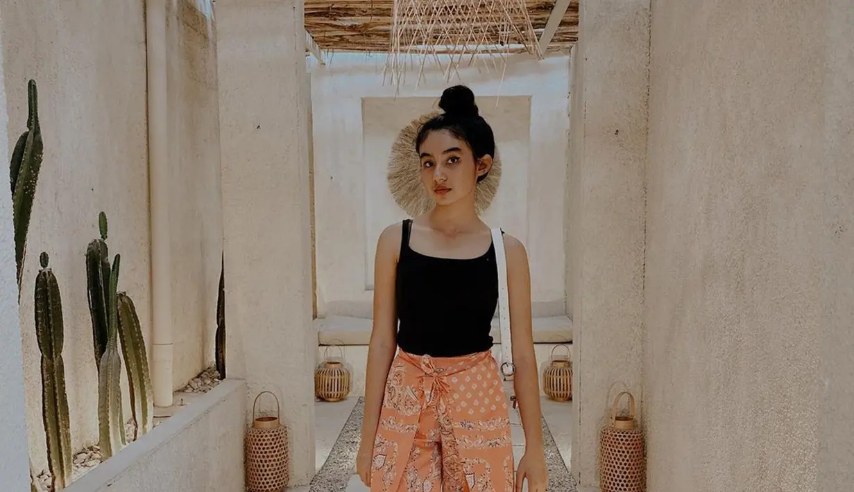 Gaya OOTD Nabila Atmaja memang selalu simpel namun tetap terlihat keren. Seperti memakai kaus warna hitam yang membuat juara SCTV Mencari Bakat 2018 ini terlihat begitu menawan. Dengan gaya simpel, Nabila tuai pujian netizen. (Liputan6.com/IG/@nabilaatmaja)