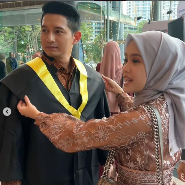 6 Potret Chand Kelvin Wisuda S2 di Malaysia, Didampingi Istri Tercinta