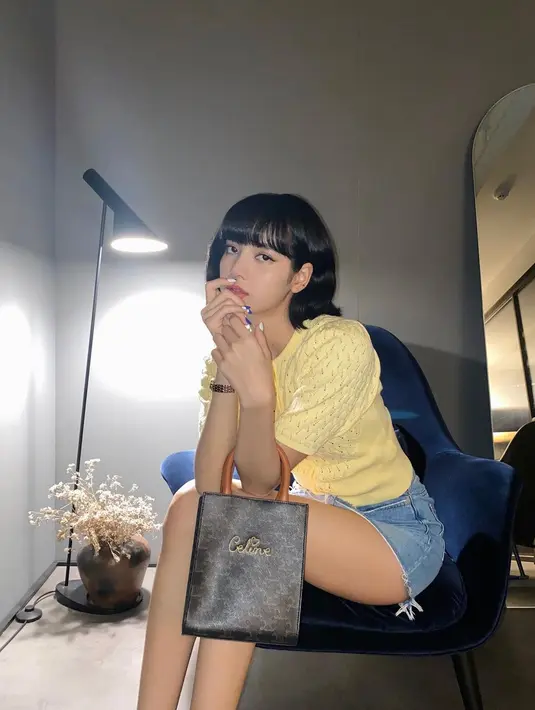 Tampil cantik dengan crop top beraksen ruffle bernuansa jeans, Lisa BLACKPINK kembali memamerkan koleksi mini bagnya. Masih dari brand Celine, ini adalah mini bag tabou yang memiliki detail kunci di bagian depan tas.