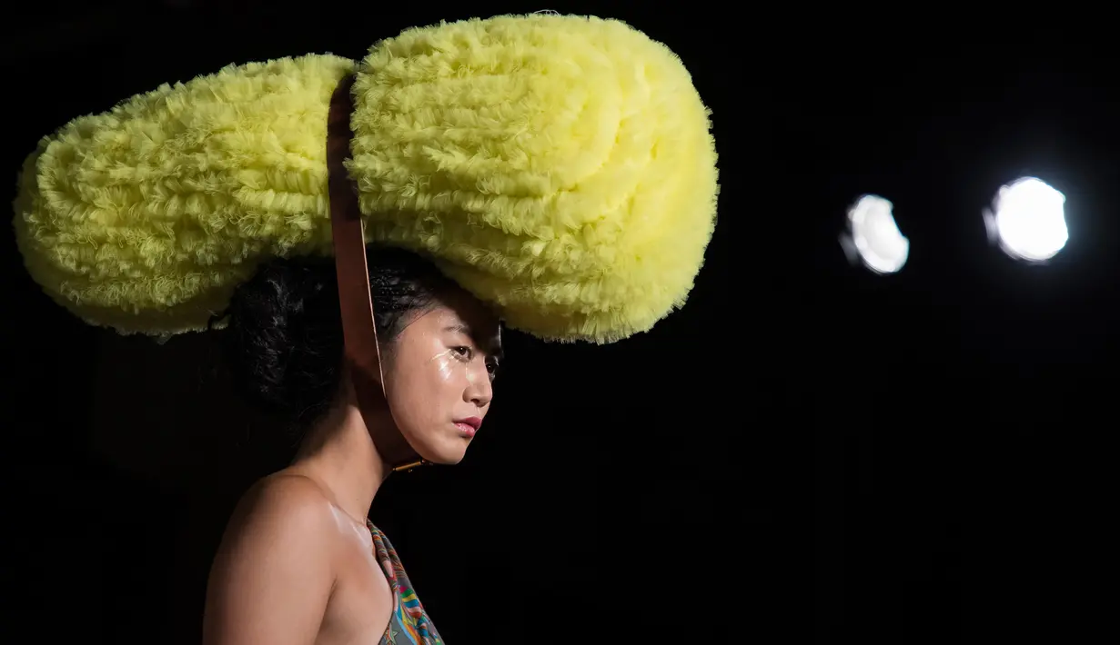 Model berpose di atas catwalk saat memakai busana Spring/Summer 2019 kreasi perancang Pam Hogg selama London Fashion Week di London (14/9). Pam Hogg menampilkan busana Spring/Summer 2019 tembus pandang. (Photo by Vianney Le Caer/Invision/AP)