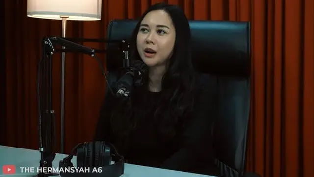 Aura Kasih saat diwawancara Ashanty