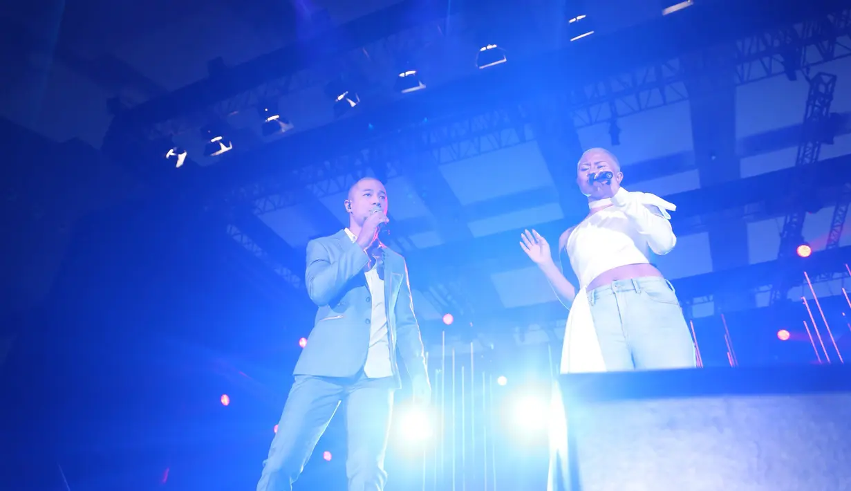 Meski dalam suasana berduka, kolaborasi ini terlihat sukses menghibur penonton di BNI Project 'Indonesian Duets'. (Andy Masela/Bintang.com)