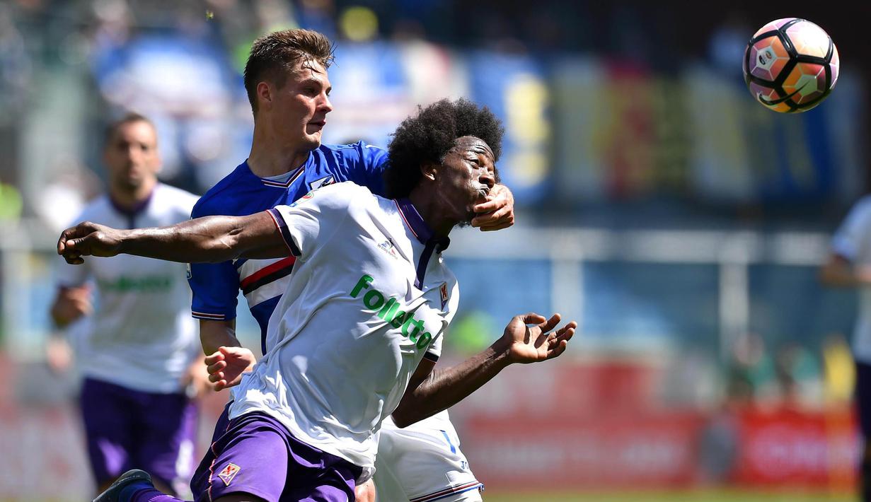 Striker Sampdoria, Patrik Schick, berebut bola dengan  gelandang Fiorentina, Carlos Alberto Sanchez pada laga lanjutan Serie A di Stadion Luigi Ferraris, Genoa, (09/04/2017). (EPA/Simone Arveda)