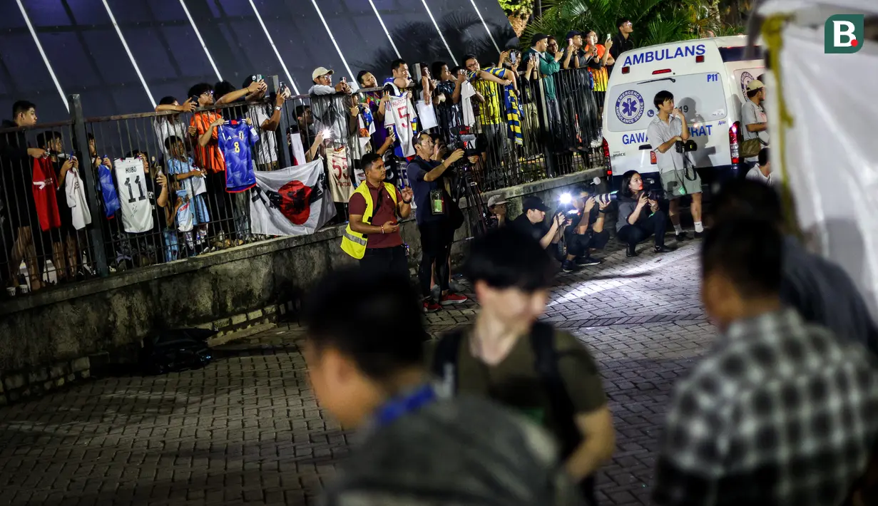 <p>Sejumlah masyarakat menunggu pemain Timnas Jepang setelah sesi latihan menjelang laga lanjutan putaran ketiga Kualifikasi Piala Dunia 2026 melawan Timnas Indonesia di Lapangan A, Kompleks Stadion Utama Gelora Bung Karno (SUGBK), Senayan, Jakarta, Rabu (13/11/2024). (Bola.com/Bagaskara Lazuardi)</p>