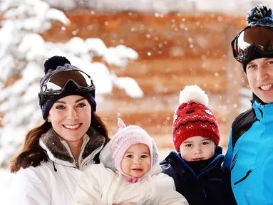 Pangeran William dan Kate Middleton berpose dengan Pangeran George dan Putri Charlotte saat berlibur main ski di Pegunungan Alpen Prancis, 3 Maret 2016. Liburan ini menjadi momen pertama George dan Charlotte bermain dengan salju. (REUTERS/John Stillwell)