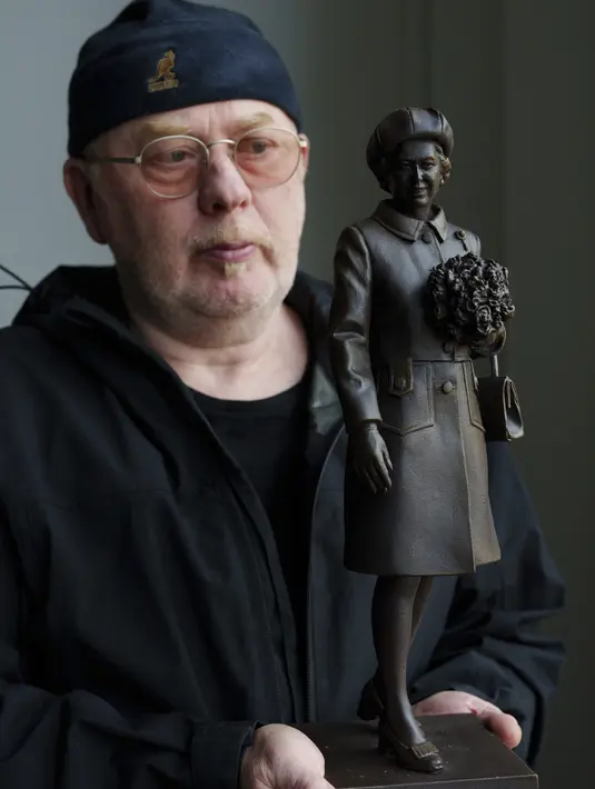 Patung ini dibuat oleh seniman terkenal Andy Edwards dan pada akhirnya akan dipajang di Newcastle-under-Lyme, Staffordshire. (AP Photo/Jon Super)