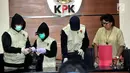Wakil Ketua KPK Basaria Panjaitan (kanan) usai menunjukan barang bukti uang hasil OTT Walikota Cilegon, TB Iman Aryadi sebanyak Rp 1,15 Miliar, saat memberikan keterangan pers, di Gedung KPK, Jakarta, Sabtu (23/9). (Liputan6.com/Helmi Afandi)