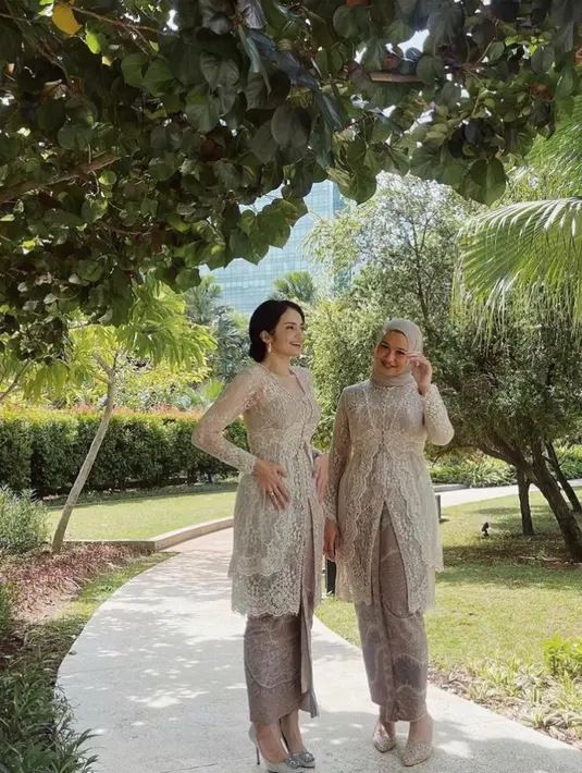 Penampilan seleb berbalut kebaya brokat berikut ini bisa jadi inspirasi untuk bridesmaid. @enzystoria.