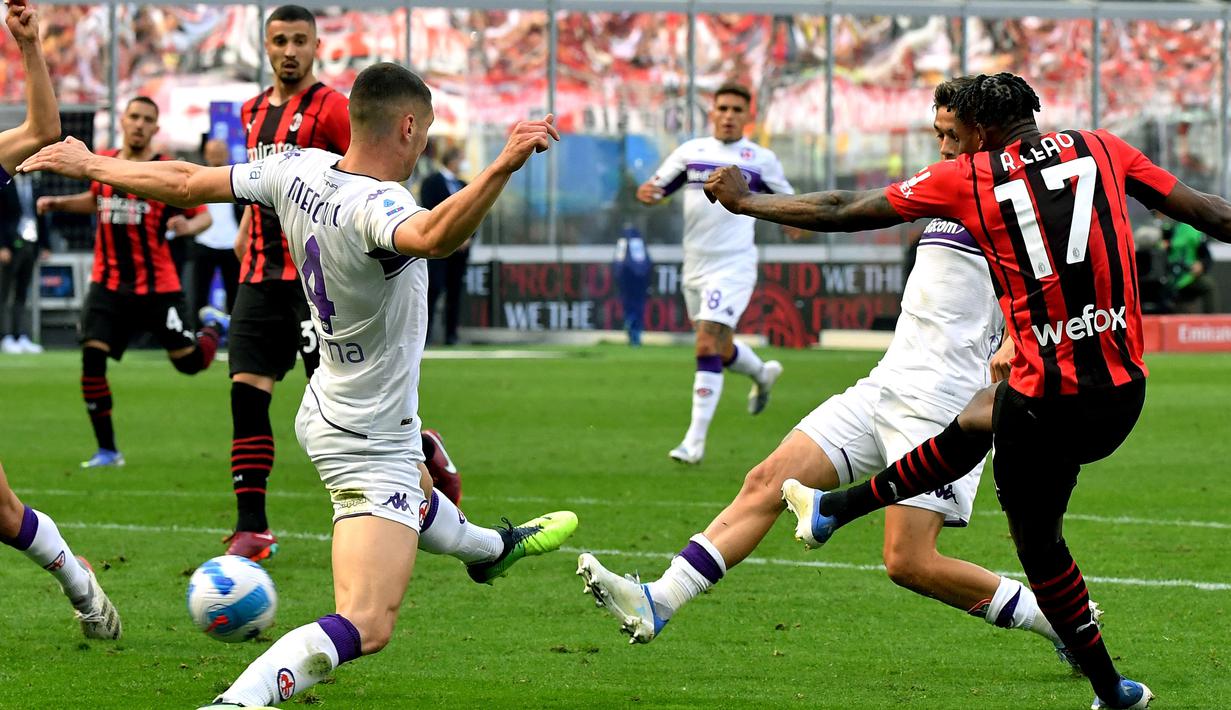 <p>Tak ada gol yang tercipta dari Milan dan Fiorentina hingga menit ke-80. Dua menit kemudian barulah Milan bisa memecah kebuntuan lewat aksi Rafael Leao dengan tembakan ke tiang dekat yang gagal dihentikan Terracciano. (AFP/Tiziana Fabi)</p>