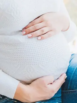 Ilustrasi perempuan hamil. (dok.  Anastasiia Chepinska/Unsplash)