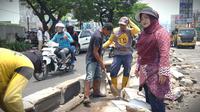 Kepala DPUPR Kota Depok, Citra Indah Yulianty saat mengawasi pembongkaran separator pembatas Jalan Raya Margonda, Depok. (Foto: Liputan6.com/Dicky Agung Prihanto)