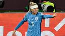 Pemain Timnas Inggris, Alex Greenwood, memakai perban di kepala dalam pertandingan final Piala Dunia Wanita 2023 melawan Timnas Spanyol yang berlangsung di Stadium Australia, Sydney, Minggu (20/8/2023). (AFP/Saeed Khan)
