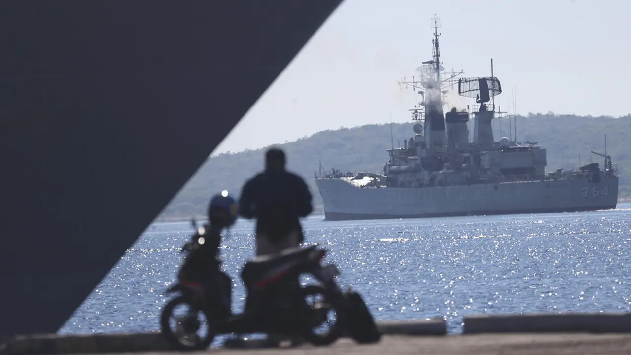 FOTO: Operasi Pencarian Kapal Selam KRI Nanggala 402 Terus Dilanjutkan