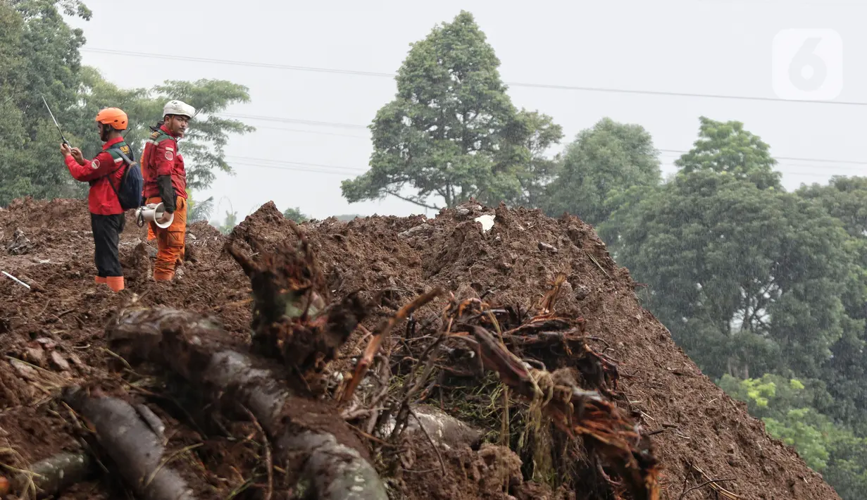 Tim SAR gabungan berusaha mencari sisa korban tanah longsor akibat gempa Cianjur di kawasan Cugenang, Kabupaten Cianjur Jawa Barat, Jumat (25/11/2022). Upaya pencarian korban terpaksa dihentikan sementara akibat hujan. (Liputan6.com/Helmi Fithriansyah)