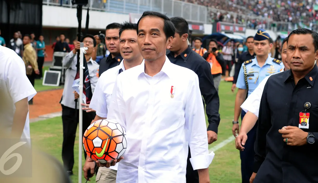 Presiden Joko Widodo (tengah) bersiap melempar bola saat pembukaan turnamen Piala Presiden 2017 di Stadion Maguwoharjo, Sleman, Sabtu (4/2). Sekitar 31.000 penonton menyaksikan laga pembuka turnamen Piala Presiden 2017. (Liputan6.com/Helmi Fithriansyah)