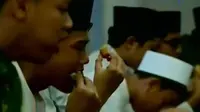 Agama Islam mengajarkan umatnya untuk hidup sehat. Salah satunya adalah anjuran untuk makan dengan tata cara dan pola yang teratur.