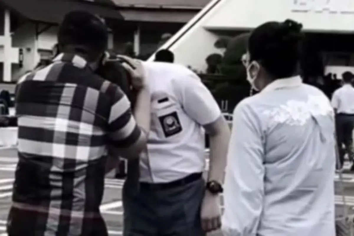 Ayah dan Ibunya Tak Hadir, Anak Ferdy Sambo Foto Bareng Orangtua Lain di Hari Kelulusan SMA.  foto: TikTok @boxx.sambo