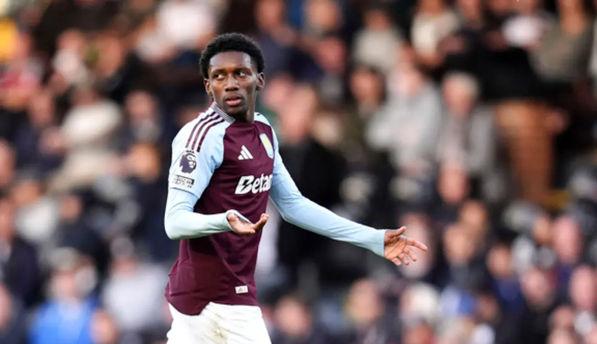Pemain Aston Villa, Jaden Philogene, berjalan meninggalkan lapangan setelah mendapat kartu merah saat melawan Fulham pada laga pekan kedelapan Premier League 2024/2025 di Stadion Craven Cottage, Sabtu, (19/10/2024). (John Walton/PA via AP)