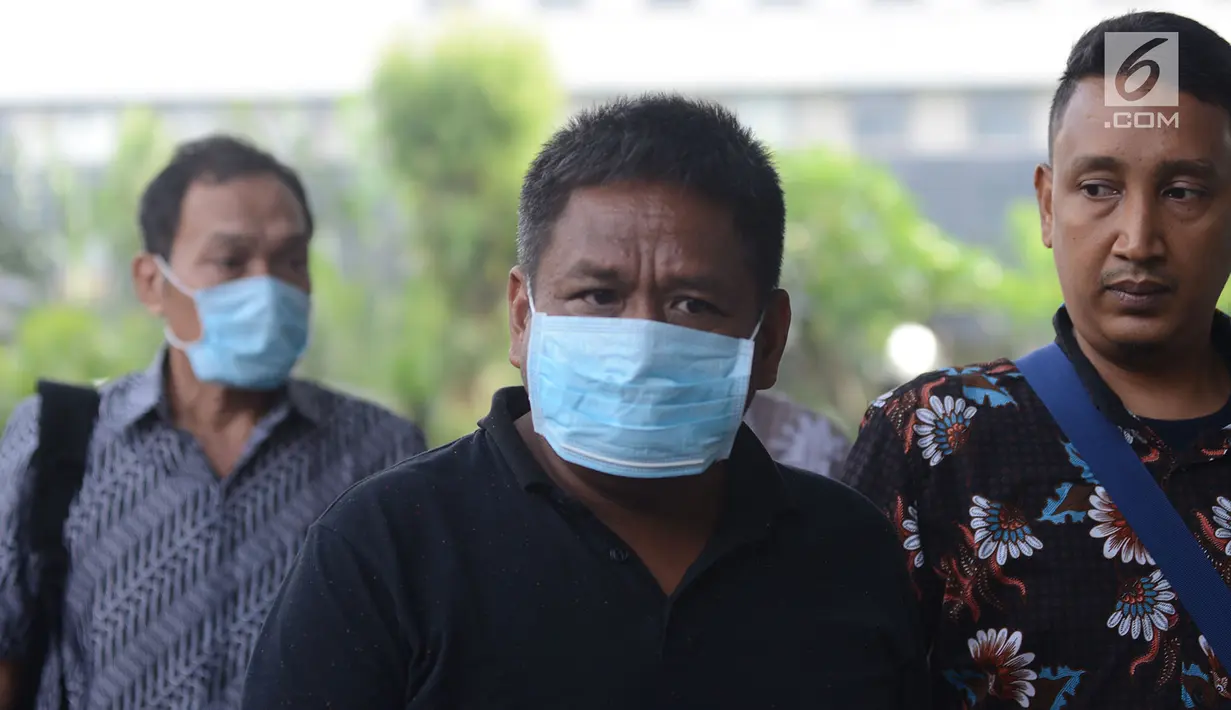 Hakim Kayat (kiri) dan orang yang berperkara kasus suap bebaskan terdakwa PN Balikpapan tiba di Gedung KPK, Jakarta, Sabtu (4/5/2019).Dari operasi tangkap tangan (OTT) di Balikpapan, Kaltim, KPK mengamankan seorang hakim, panitera muda, dan dua orang pengacara. (merdeka.com/Imam Buhori)