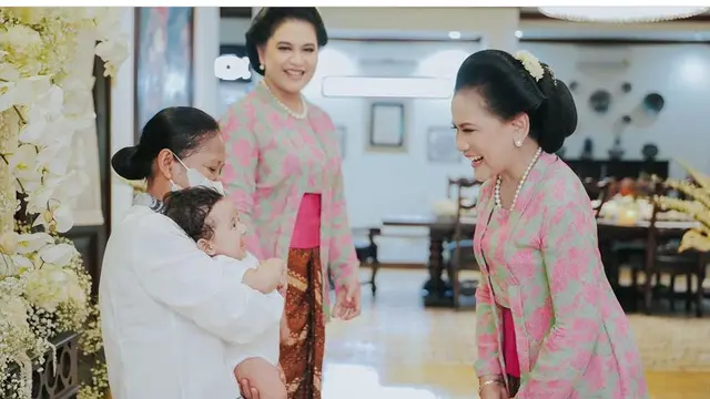 Inspirasi Kebaya Tradisional Modern dari Keluarga Jokowi Cocok untuk Hari Kartini. [@ayanggkahiyang]