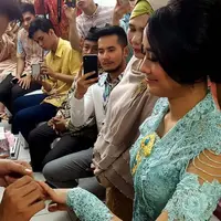 "Tak Seperti Sinetron yg lgsg mulus masuk ke jari tangan.perasaan Campur aduk......deg2an.fiuh Alhamdulilah semua berjalan dgn Lancar.Bismillah......next step" tulis puadinredi. (Instagram/ryana_dea)