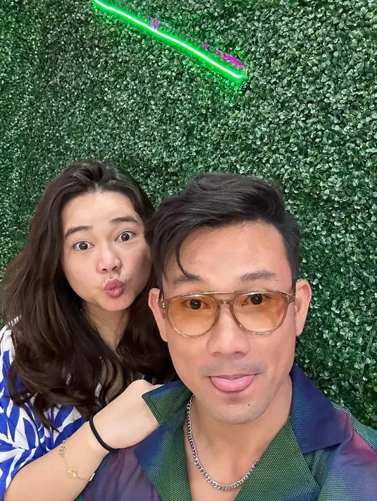 Pria biasa disapa Densu itu mengungkapkan alasannya hingga akhirnya menyerahkan semua penghasilannya pada sang istri. Denny mengaku juga  tidak mengetahui fitur keuangan seperti m-banking atau qris. [Instagram/sumargodenny]