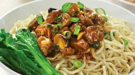 Semangkuk mie pangsit gurih dengan mie kenyal, pangsit lembut, dan kuah kaldu ayam yang hangat