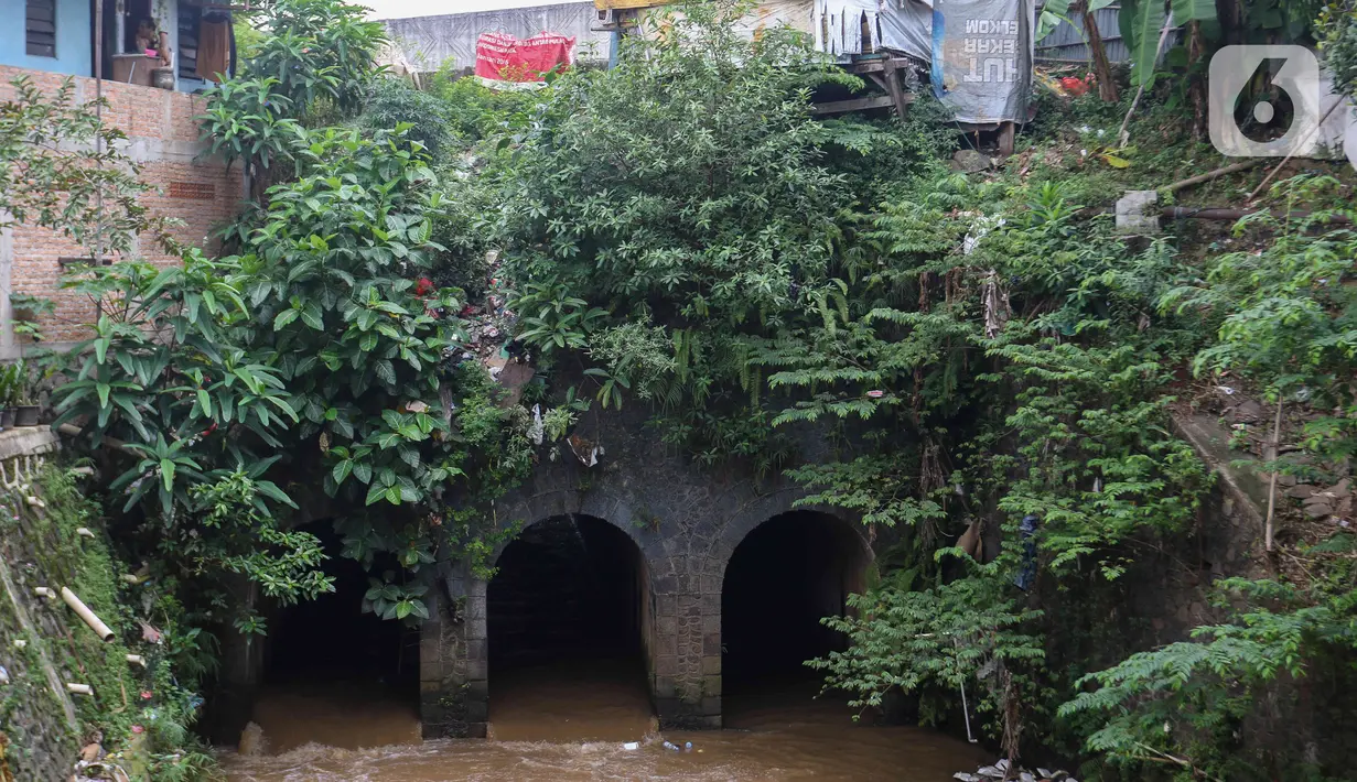 Suasana bangunan Jembatan Terowongan Tiga di kawasan Matraman, Jakarta, Minggu (12/6/2022). Jembatan Terowongan Tiga yang ditetapkan sebagai bangunan cagar budaya oleh Pemprov DKI Jakarta tersebut kondisinya terbengkalai dan kumuh. (Liputan6.com/Herman Zakharia)