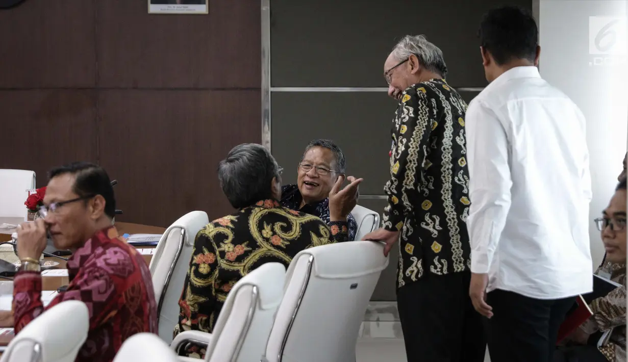 Menko Perekonomian Darmin Nasution berbincang saat mengunggu Rakor Tingkat Menteri di Kantor Kemenko PMK, Jakarta, Rabu (6/11). Rakor tersebut membahas tentang Evaluasi Pelaksanaan Program Rastra dan BPNT tahun 2017. (Liputan6.com/Faizal Fanani)