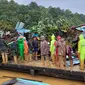 Tim penyelamat sedang memeriksa kerusakan akibat tanah longsor di Natuna, Kepulauan Riau (Kepri) dalam foto selebaran yang diambil dan dirilis pada 7 Maret 2023 oleh kantor Kementerian Komunikasi dan Informatika Natuna. Pemkab Natuna pada Selasa menetapkan status tanggap darurat bencana longsor selama 7 hari, mulai 6-12 Maret 2023. (HO / Natuna ministry of communication / AFP)