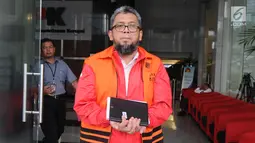 Mantan Anggota DPRD ‎Sumatera Utara, Ferry Suando Tanuray Kaban berjalan meniggalkan Gedung KPK, Jakarta, Selasa (19/2). Ferry diperiksa sebagai tersangka kasus suap yang menjerat mantan Gubernur Sumut Gatot Pujo Nugroho (Merdeka.com/Dwi Narwoko)