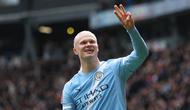 Erling Haaland merayakan gol hattricknya, yakni gol keempat Manchester City saat menghadapi Liverpool di perempat final Piala FA di Etihad Stadium, Sabtu, 4 April 2026. (AFP/Darren Staples)