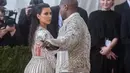 Selama ini pasangan Kim dan Kanye terkenal sebagai sepasang suami-istri yang penuh dengan keromantisan. Dalam berbagai acara, Kanye selalu terlihat mendampingi Kim. Begitupun sebaliknya. (AFP/Bintang.com)