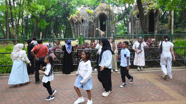Kebun Binatang Ragunan Jakarta Dipadati Ribuan Pengunjung