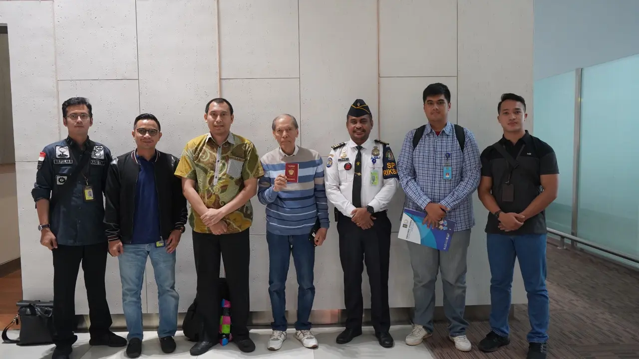 Tiga korban pelanggaran HAM berat di masa lalu, tiba di Bandara Internasional Soekarno Hatta (Soetta), Minggu malam, 25 Juni 2023.