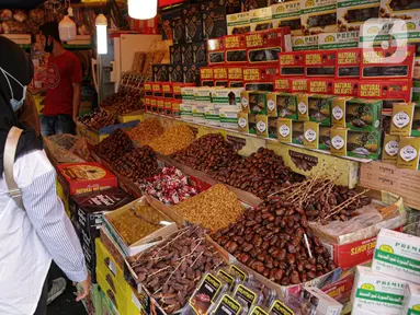 Seorang pembeli memilih Kurma di kawasan Tanah Abang, Selasa (13/4/2021). Kurma merupakan salah satu makanan pilihan ummat muslimpada bulan Ramadhan untuk berbuka puasa. (Liputan6.com/Faizal Fanani)