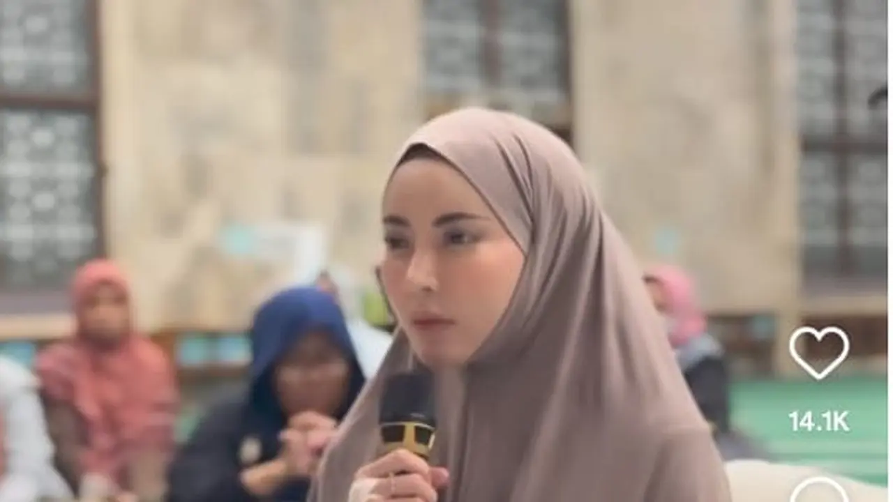 Momen Ayu Aulia mengucap syahadat. (Tangkapan layar Instagram/ ayudiyantiaulia)