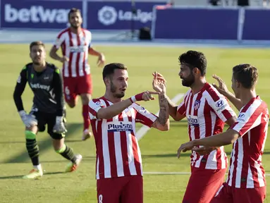 Para pemain Atletico Madrid merayakan gol ke gawang Levante pada laga La Liga di Stadion Camilo Cano, Selasa (23/6/2020). Atletico Madrid menang 1-0 atas Levante. (AFP/Jose Jordan)