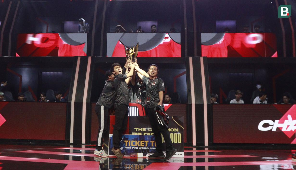 SES Alfaink berhasil merebut gelar juara usai meraih total 818 poin yang tak lagi terkejar oleh para pesaingnya. Mereka akhirnya berhasil meraih peringkat pertama dan membawa pulang piala di FFML Season VI Division 1. (Bola.com/M Iqbal Ichsan)