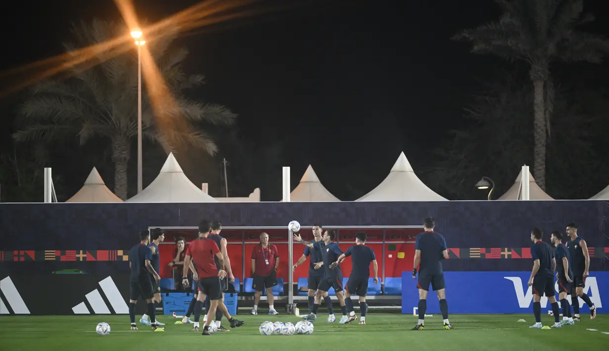 Para pemain Portugal menghadiri sesi latihan di tempat latihan Al Shahaniya SC, barat laut Doha pada 5 Desember 2022. Portugal lolos ke babak 16 besar Piala Dunia 2022 sebagai juara Grup H meski di laga terakhir kalah dari Korea Selatan. (AFP/Patricia De Melo Moreira)