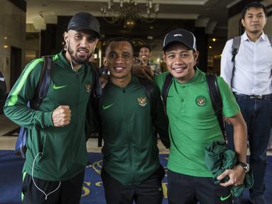 Pemain Timnas Indonesia, Evan Dimas, Irfan Jaya, Stefano Lilipaly, bersiap ke Bandara Soetta dari Hotel Sultan, Jakarta, Rabu (14/11). Timnas Indonesia akan berangkat ke Thailand untuk laga Piala AFF 2018. (Bola.com/Vitalis Yogi Trisna)