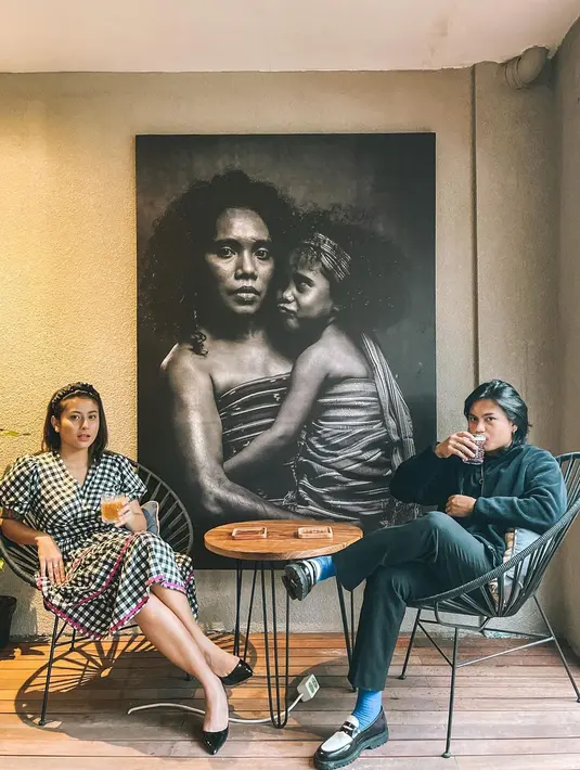 Keduanya juga terlihat anggun dengan gaya kasual. Awkarin dengan dress bermotif kotak-kotak hitam putih, sedangkan Gangga Kusuma menggunakan sepatu loafer bernuansa senada dengan baju Awkarin. (Foto: Instagram/ Awkarin)