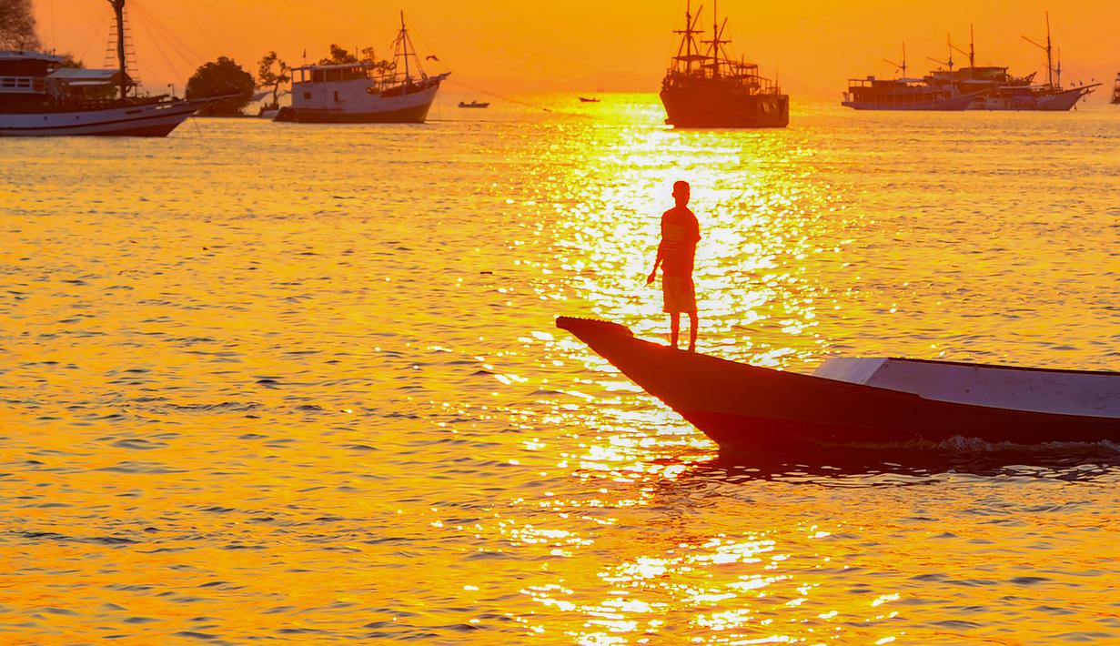 Tak heran jika Labuan Bajo dikenal luas sebagai Kota Seribu Sunset, sebuah daya tarik yang membuat siapa pun ingin kembali. Tampak dalam foto, Sebuah perahu melintas di perairan Labuan Bajo, Flores, Nusa Tenggara Timur sesaat sebelum matahari terbenam. (merdeka.com/Arie Basuki)