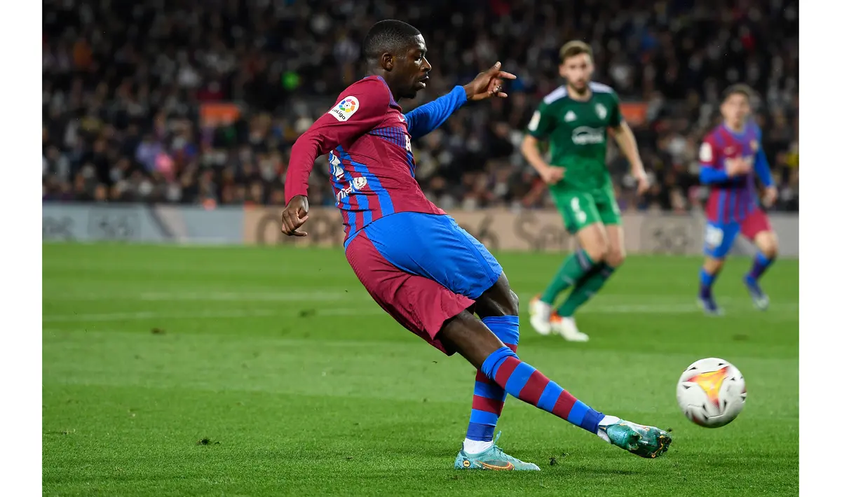 Ousmane Dembele kembali menunjukkan kualitasnya dengan memberi bola untuk membantu mantan dua bomber liga Inggris tersebut mencetak gol kedua dan ketiga. (AFP/Josep Lago)