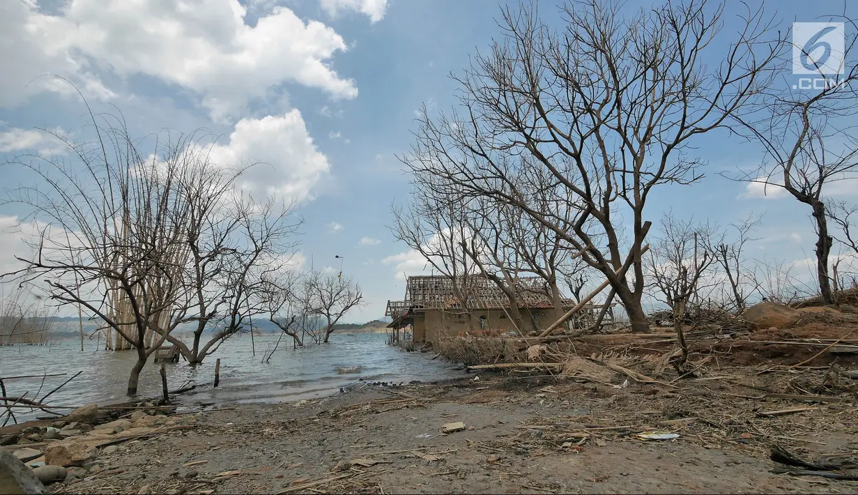 Bangunan rumah di Waduk Jatigede, Desa Cipaku, Sumedang, Jawa Barat, Senin  (17/9). Musim kemarau panjang menyebabkan Waduk Jatigede surut sehingga puing bangunan Desa Cipaku yang tenggalam kembali terlihat. (Liputan6.com/Herman Zakharia)