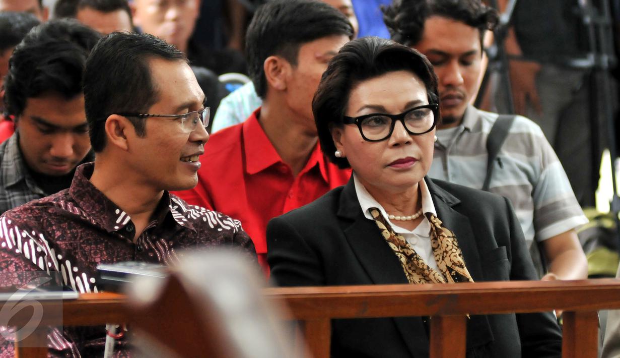 Wakil Ketua KPK Basaria Panjaitan (kanan) dan Alexander Marwata  saat menghadiri sidang praperadilan yang diajukan mantan Direktur Utama PT Pelindo II RJ Lino atas KPK di Pengadilan Negeri Jaksel, Selasa (26/1). (Liputan6.com/Yoppy Renato)