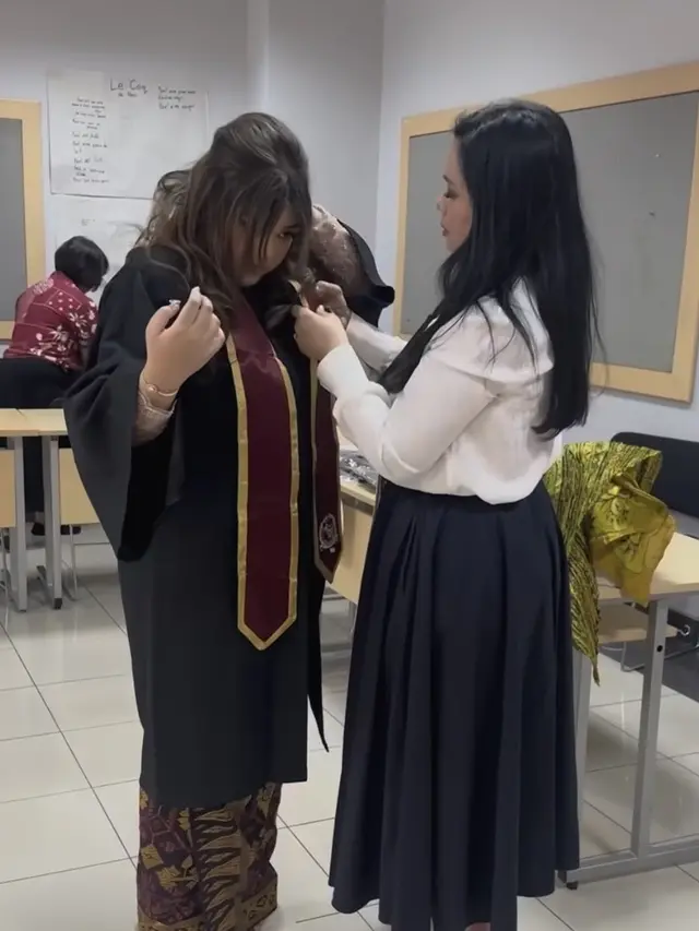 Begini Penampilan Putri Menteri Airlangga Hartarto dan Yanti saat Wisuda SMA. [@yanti.airlangga]