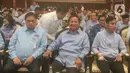 Mereka membawa atribut seperti banner bertuliskan dukungan kepada Prabowo-Gibran. (merdeka.com/Arie Basuki)