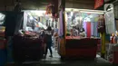 Kios penjual kain ulos di pasar proyek Senen, Jakarta, Kamis (21/10/2021). Sejak status PPKM turun dari level 3 menjadi level 2, pengunjung ramai mendatangi toko membeli kain ulos untuk upacara pernikahan adat dengan kisaran harga dari Rp. 500.000 hingga jutaan rupiah. (merdeka.com/Imam Buhori)