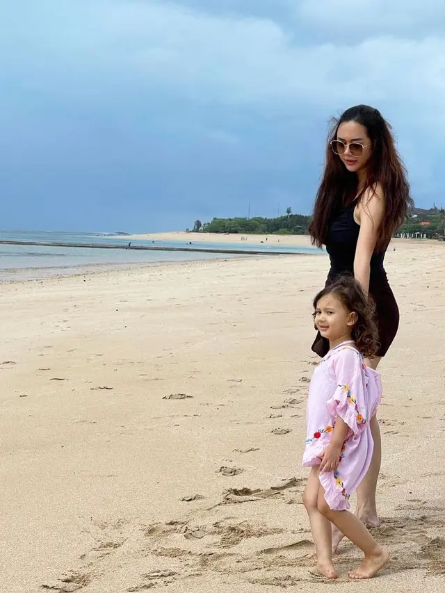 Aura Kasih tuai perhatian saat bermain di pantai (Instagram/aurakasih)